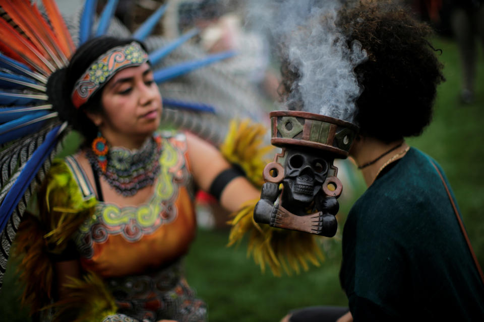 <p>A reveller performs during a “pow-wow” celebrating the Indigenous Peoples’ Day Festival in Randalls Island, in New York, Oct. 8, 2017. (Photo: Eduardo Munoz/Reuters) </p>