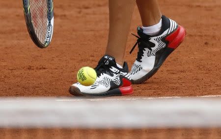 Tennis - French Open - Roland Garros - Kumuri Nara of Japan v Ana Ivanovic of Serbia - Paris, France - 26/05/16. Ivanovic prepares to serve. REUTERS/Jacky Naegelen