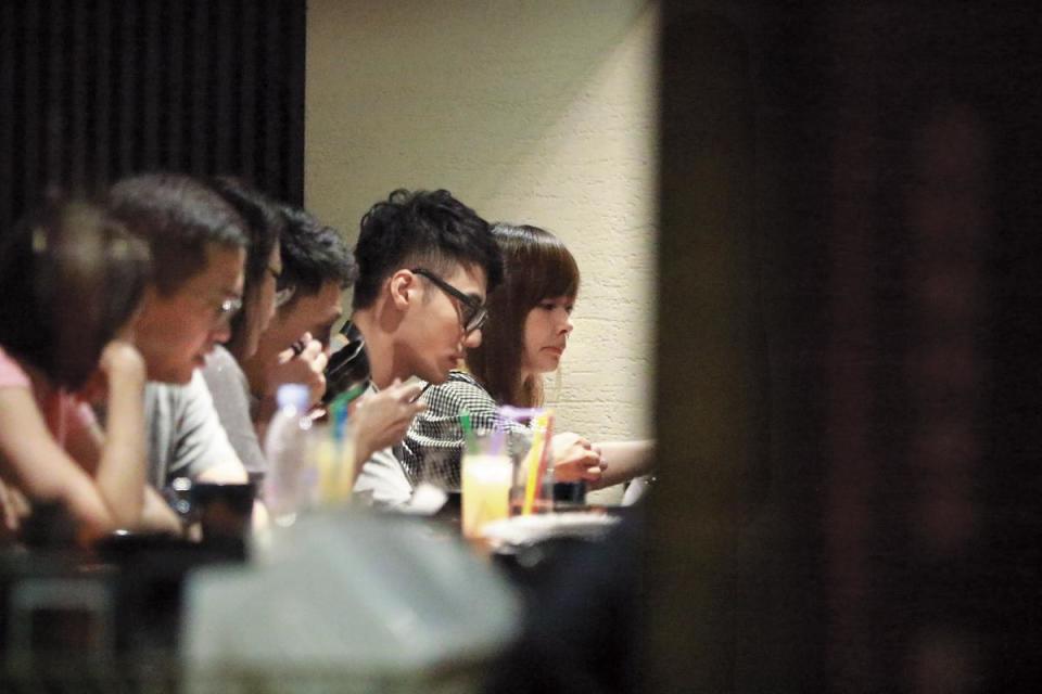 8月13日22：28，張睿家晚間和女友在台北市東區的燒肉店用餐。