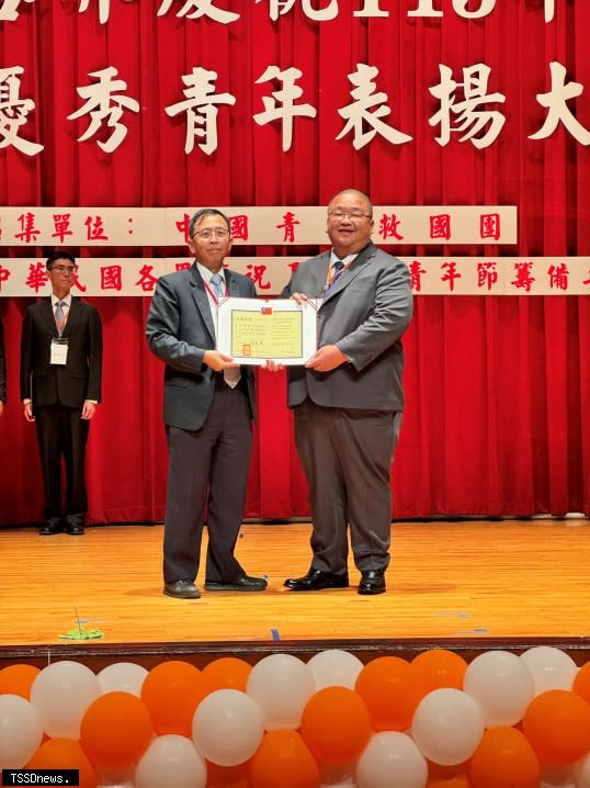 蜂蜜莊園養蜂達人吳俊賢代表南投縣獲頒113年社會優秀青年。（圖:救國團南投團委會提供）