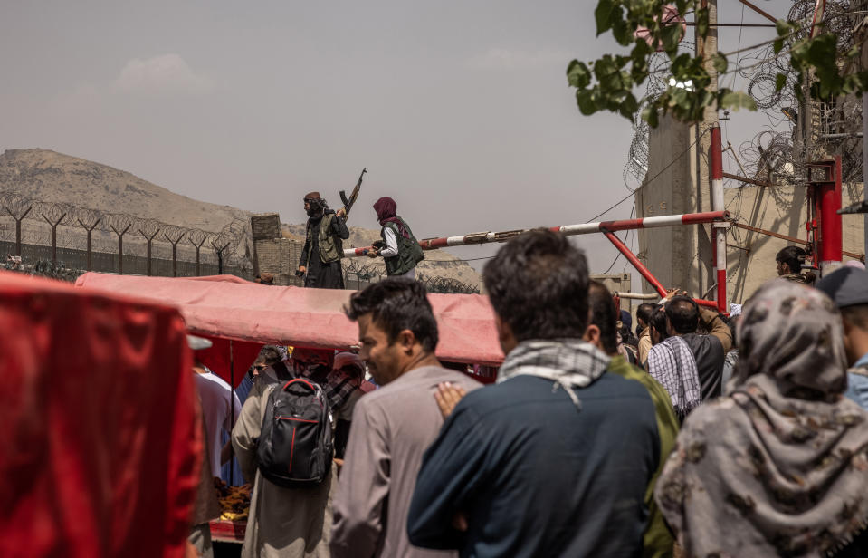 Una multitud intentaba escapar del país y se agolpaba en las puertas de entrada del aeropuerto internacional de Kabul, Afganistán, el miércoles. (Jim Huylebroek para The New York Times)