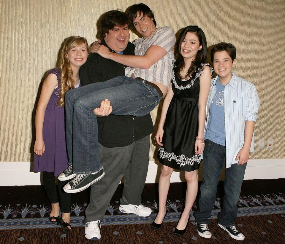 Dan Schneider with the cast of <em>iCarly</em> in 2007