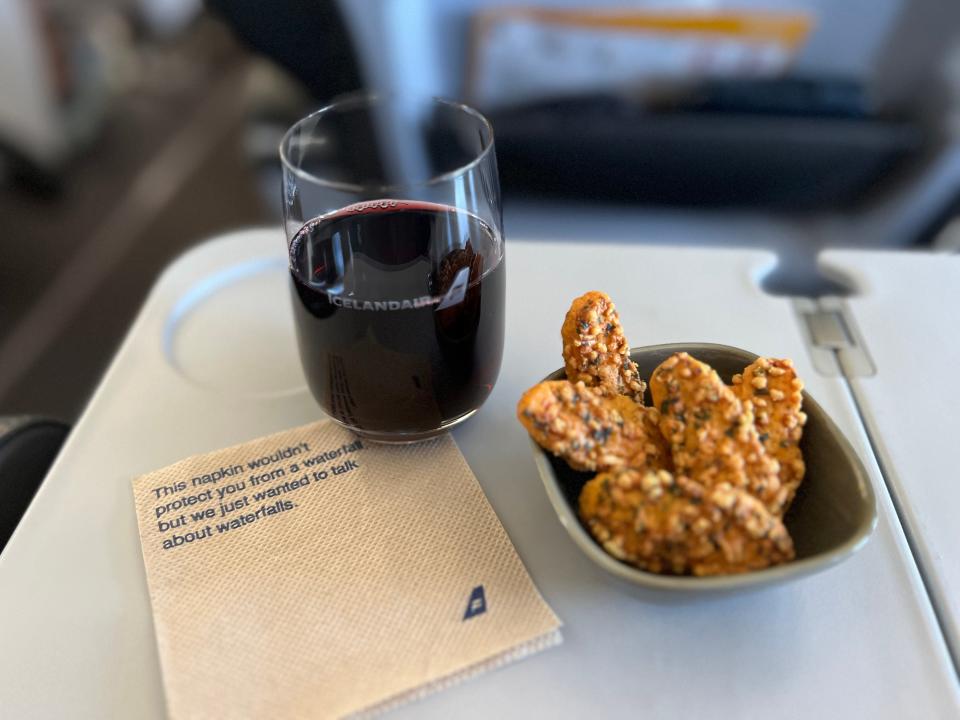 wine and peppery cheese snacks on icelandair