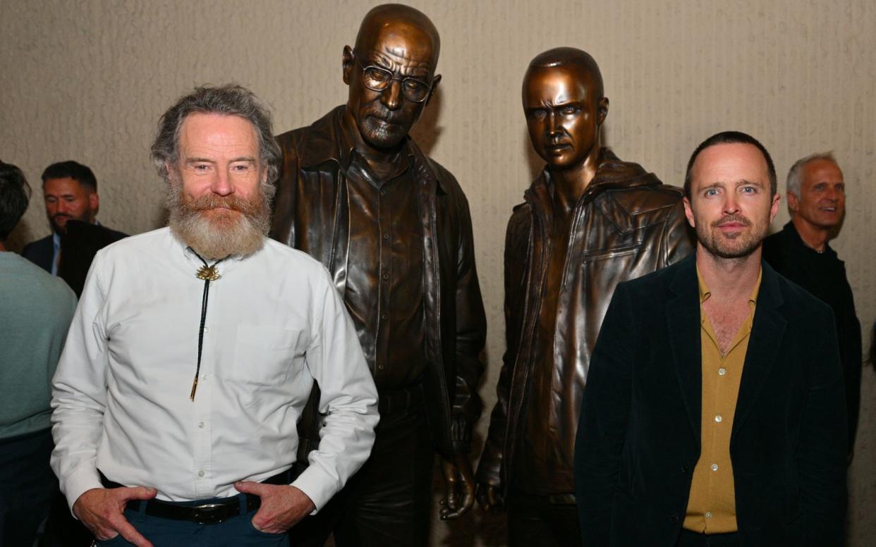 Eine große Ehre für Bryan Cranston (links) und Aaron Paul: Ihre verkörperten Figuren aus der Serie "Breaking Bad" wurden am Freitag als Bronze-Statuen im Albuquerque Convention Center aufgestellt. (Bild: 2022 Getty Images/Sam Wasson)