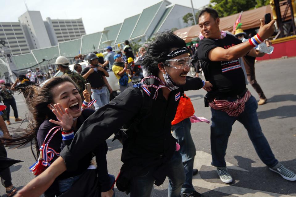 Anti-government protesters enjoy the wind from a huge fan that was used to disperse tear gas as they enter the area near the Government house, the site of fierce clashes with police over the last few days, in Bangkok December 3, 2013. Thailand's government ordered police to stand down and allow protesters into state buildings on Tuesday, removing a flashpoint for clashes and effectively bringing an end to days of violence in Bangkok in which five people have died. REUTERS/Damir Sagolj (THAILAND - Tags: CIVIL UNREST POLITICS)