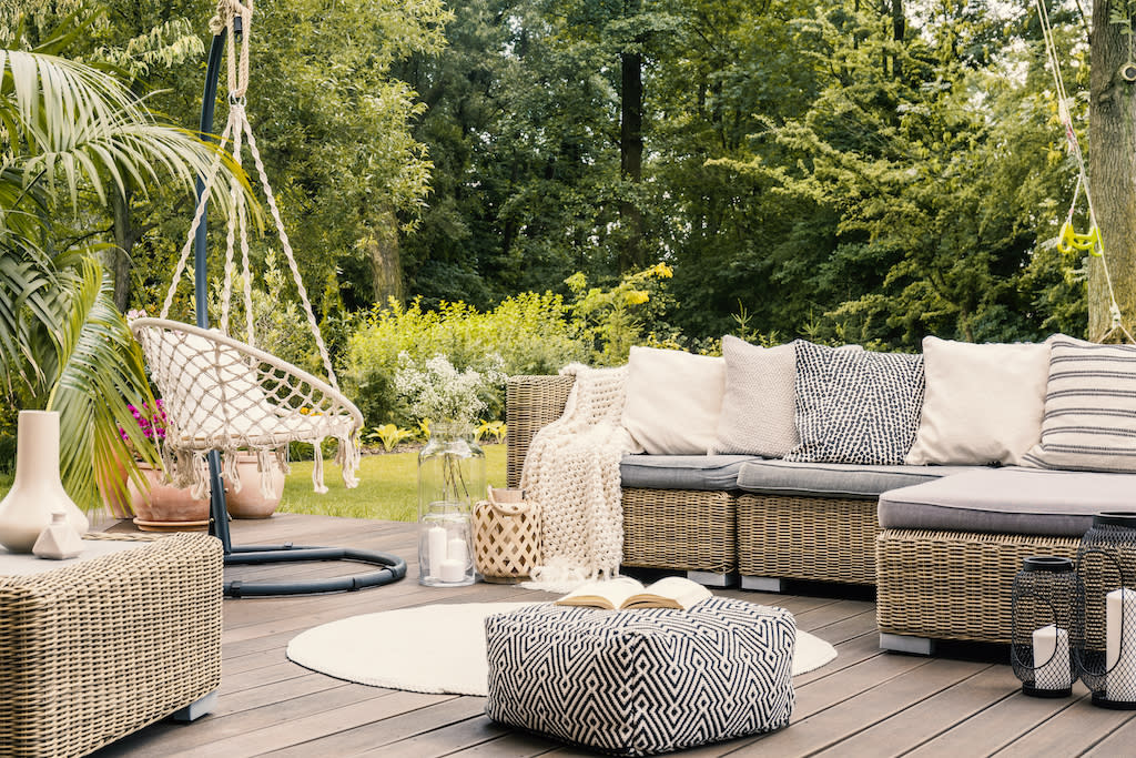 Classique ou design, le salon de jardin est l'indispensable à avoir chez soi pour les beaux jours d'été. (Photo : Getty Image)