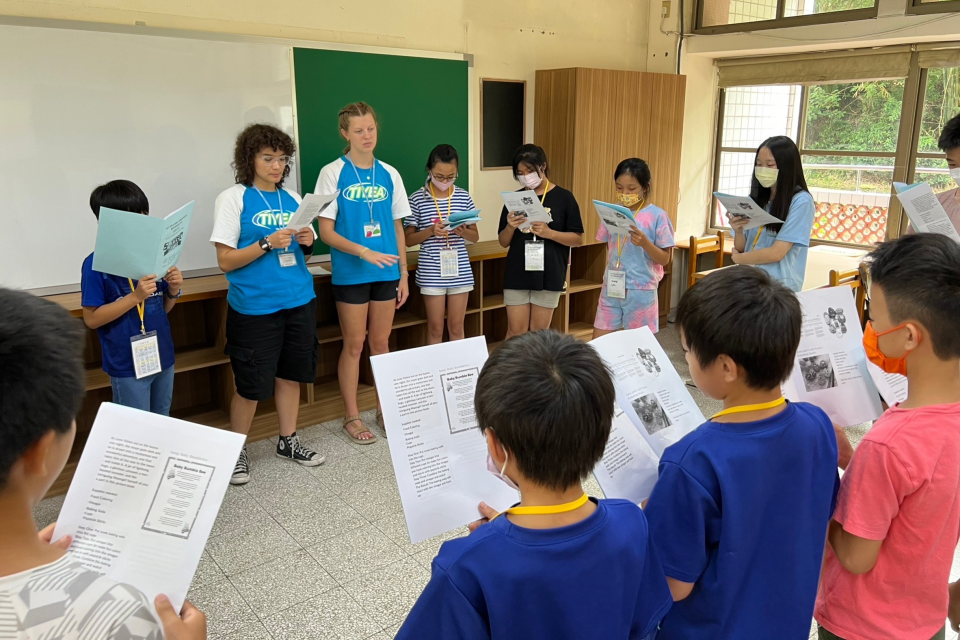 學生參加英語營與國際生一起歡唱Baby Bumblebee