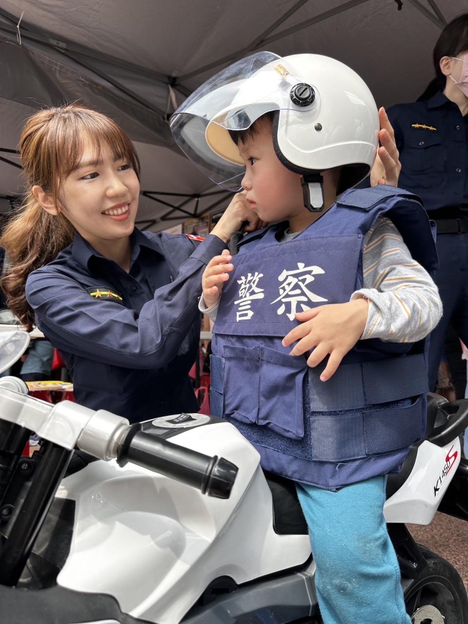 活場現場準備小小警察制服、防彈背心、小型警用機車，讓小朋友化身小小波麗士打擊犯罪。（新北市警局提供）