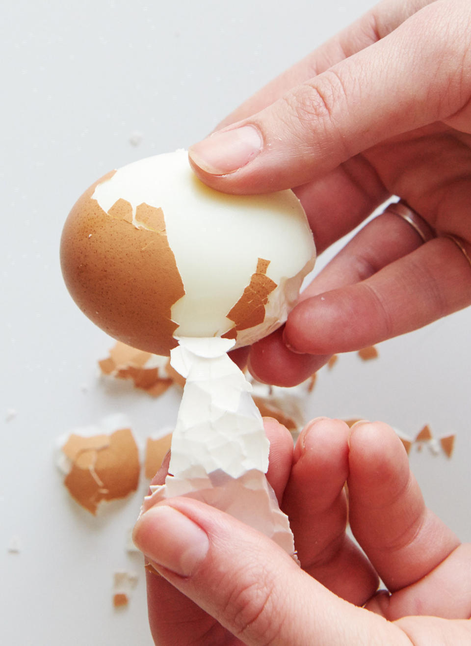 Peeling a hard-boiled egg