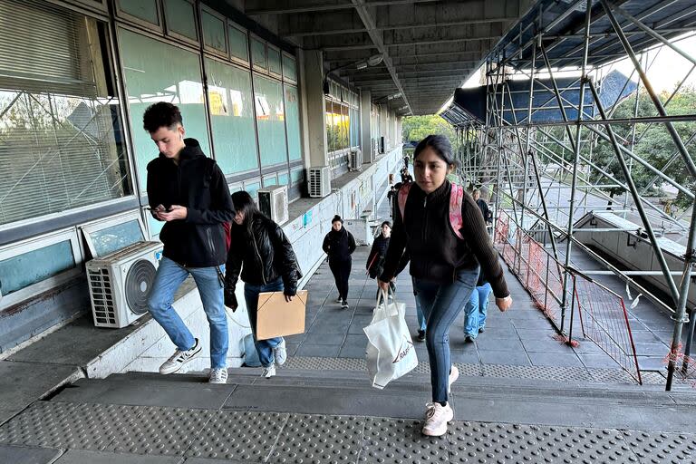 Algunas de las estructuras de protección obstaculizan los ingresos a la facultad