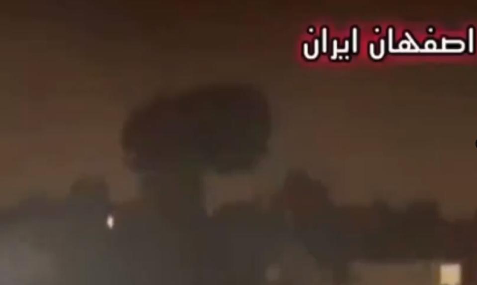 伊朗媒體釋出伊朗第三大城伊斯法罕(Isfahan)的一處機場附近冒出濃煙畫面。(X平台/@ShaykhSulaiman)