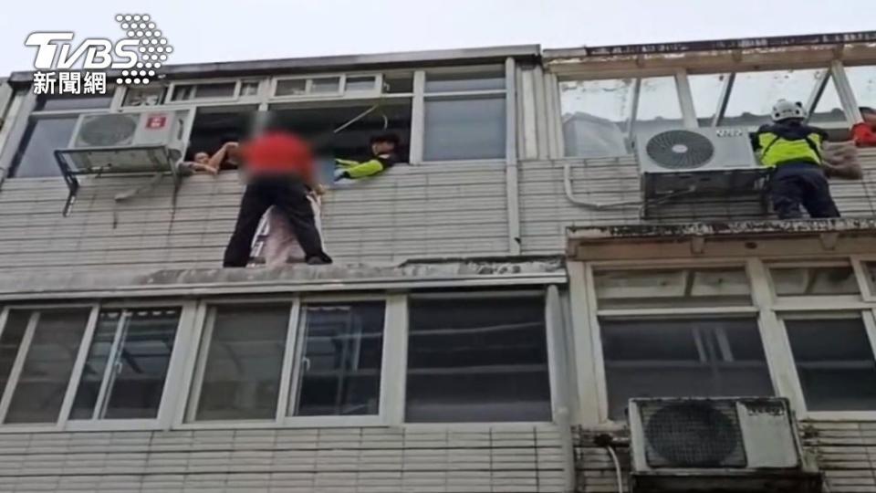 救援人員順利將賴女攀爬回屋內。（圖／TVBS）