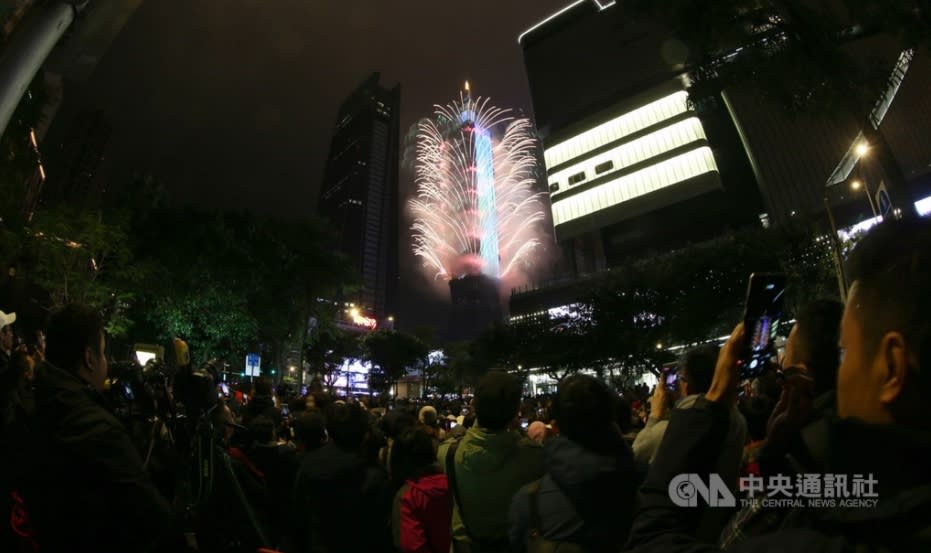 台北101表示，2020年跨年煙火確定照常舉辦。圖為2019年101煙火秀。（中央社檔案照片）