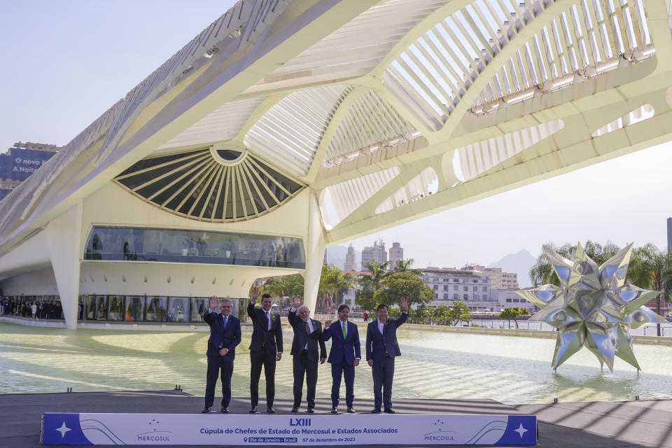 Heads of state from left to right: Argentina's outgoing President Alberto Fernandez, Paraguay's President Santiago Pena, Brazilian President Luiz Inacio Lula da Silva, Uruguay's President Luis Lacalle Pou and Bolivia's President Luis Arce, gather for a group photo at the 63rd Mercosur Summit, in Rio de Janeiro, Brazil, Thursday, Dec. 7, 2023. (AP Photo/Silvia Izquierdo)