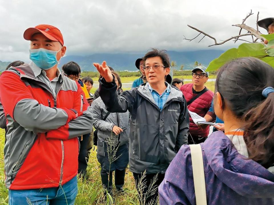 魏德聖（中）籌拍《台灣三部曲》時上山下海勘景，郭台強也有意投資。（米倉影業提供）