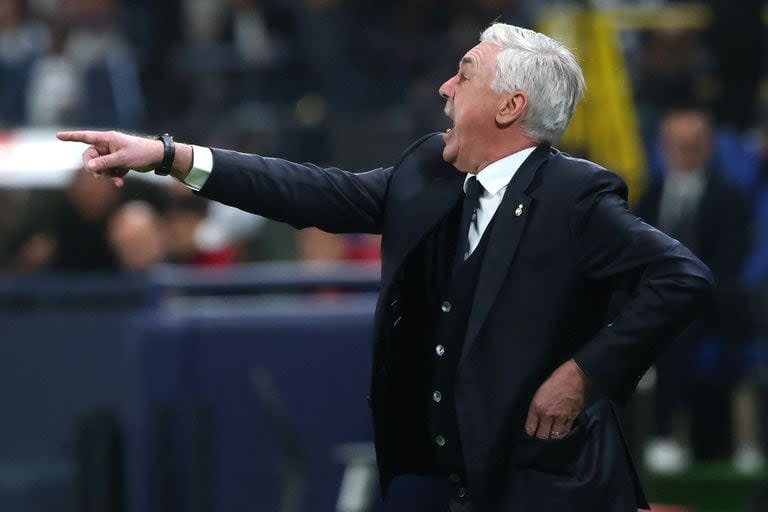 Ancelotti da indicaciones durante el partido; el italiano obtuvo su 11° título en Real Madrid