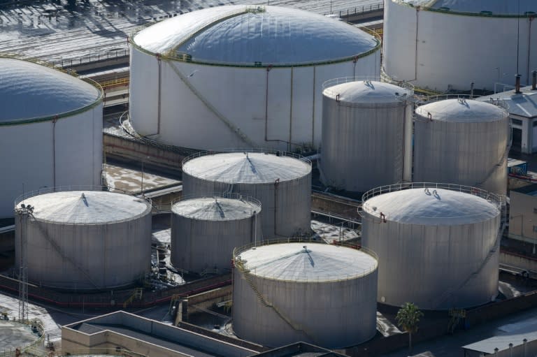 Varios tanques de almacenaje de gas natural licuado situadas en una terminal del puerto de Barcelona, una imagen tomasda el 15 de diciembre de 2022 en la ciudad española (Josep Lago)