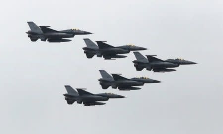 Taiwan Air Force's F-16 fighter jets fly during the annual Han Kuang military exercise at an army base in Hsinchu, northern Taiwan, July 4, 2015. REUTERS/Patrick Lin