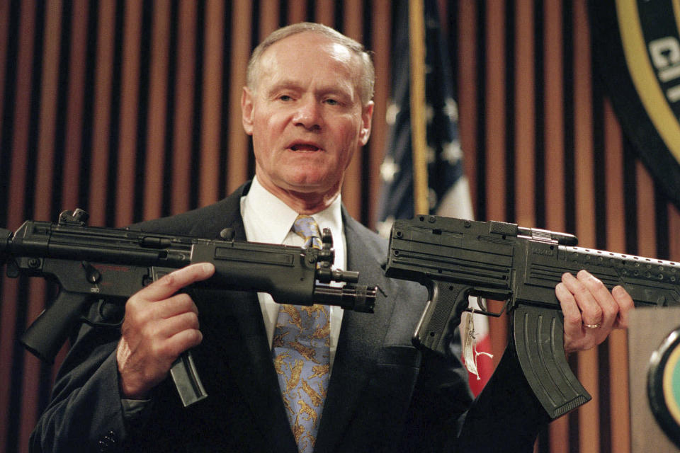 FILE - New York City Police Commissioner Howard Safir holds up a toy water pistol, right, and an MP-5 automatic weapon, left, during a news conference in New York, Aug. 24, 1998. Safir, the former New York City police commissioner whose four-year tenure in the late 1990s included sharp declines in the city's murder tolls but also some of its most notorious episodes of police killings of Black men, died on Monday, Sept. 11, 2023, at a hospital in Annapolis, Md., from a sepsis infection, his son told The New York Times. He was 81. (AP Photo/Gino Domenico, File)