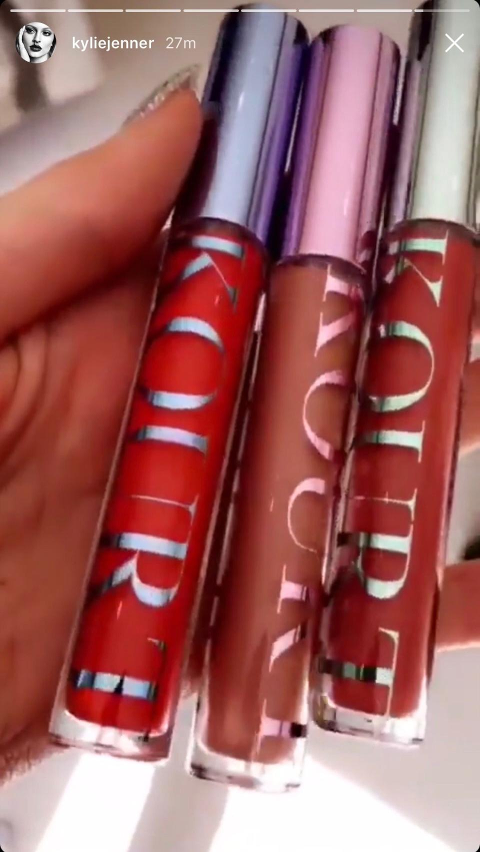 Kylie Jenner revealed on Snapchat the first look at the Kylie Cosmetics collection she collaborated with her sister Kourtney Kardashian on called Kourt.