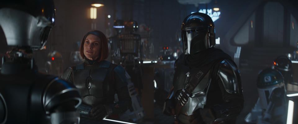 (L-R): A Bartender Droid (Seth Gabel), Bo-Katan Kryze (Katee Sackhoff), Din Djarin (Pedro Pascal)