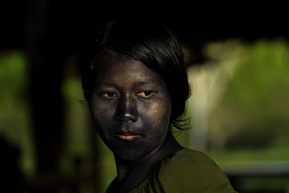 Una chica, tras participar en los rituales vespertinos del segundo día del rito de madurez Wyra'whaw, en el centro ritual Ramada, en la aldea Tenetehar Wa Tembe, en la tierra indígena Alto Río Guamá, en el estado de Pará, Brasil, el 10 de junio de 2023. (AP Foto/Eraldo Peres)