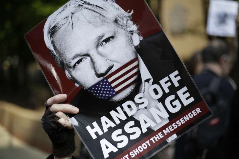 「維基解密」網站創辦人阿桑奇（Julian Assange）深陷跨國法律訴訟戰，許多支持者示威聲援（AP）