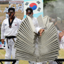 Ein Mitglied der militärischen Spezialeinheit zerschlägt während einer Präsentation in Gyeryong in Südkorea mehrere Marmor-Platten mit der bloßen Hand. Die Demonstration ist eine Probe für die Feierlichkeiten am 1.Oktober, die die Gründung des südkoreanischen Militärs vor 68 Jahren zelebrieren soll. (Bild: Yonhap News/Newscom via ZUMA)