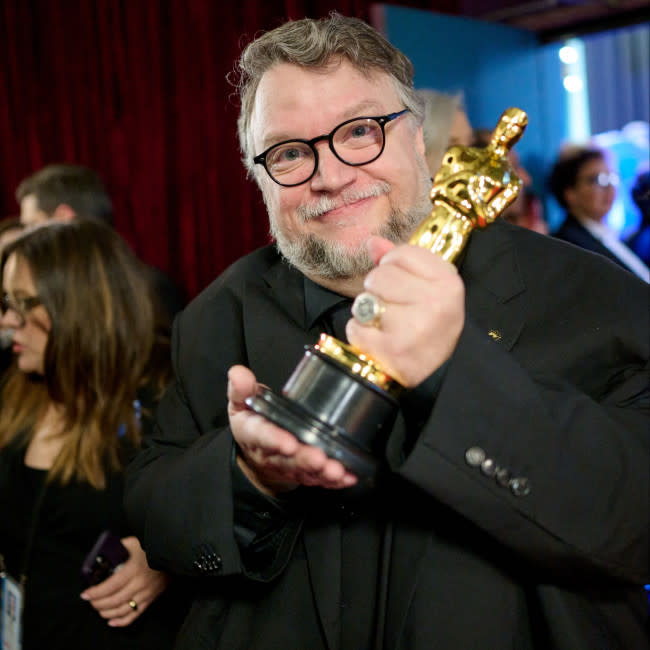 Guillermo del Toro con su tercer premio Óscar credit:Bang Showbiz