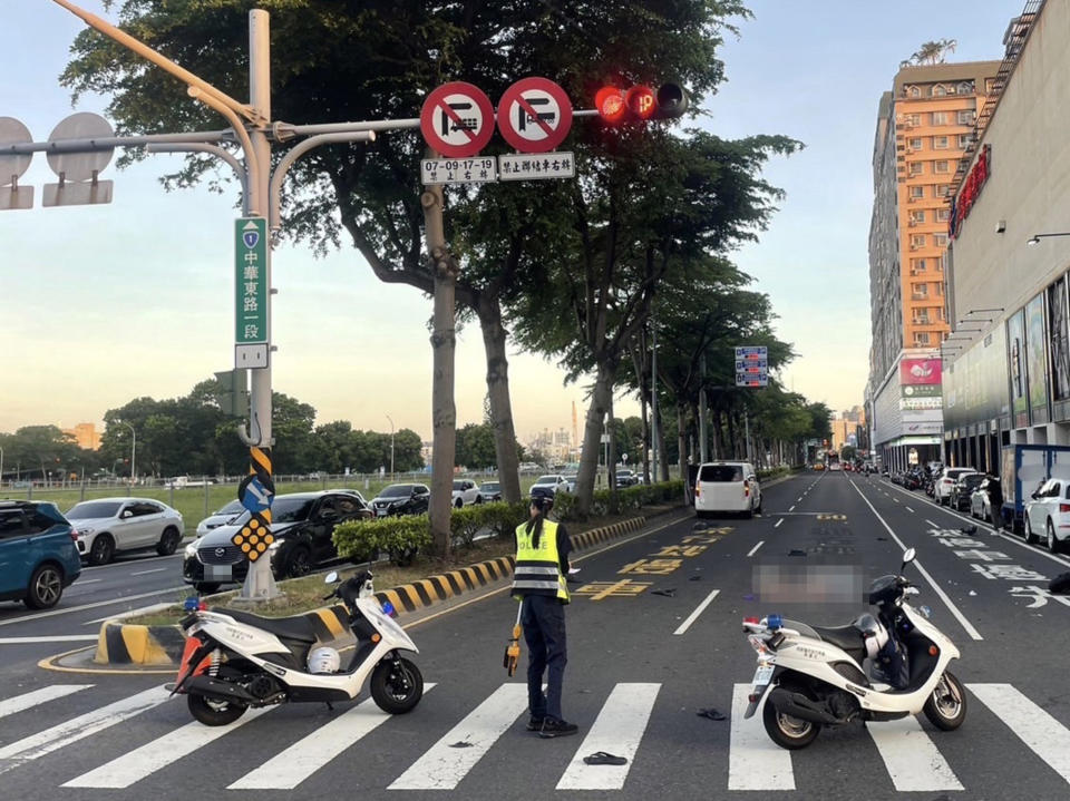 台南市一輛民營救護車5日載送3名轉診病人，途經東區時撞上綠燈直行的一輛機車，造成29歲張姓機車騎士重傷送醫不治，救護車中一名轉診病人輕傷。（圖／台南市警局提供）