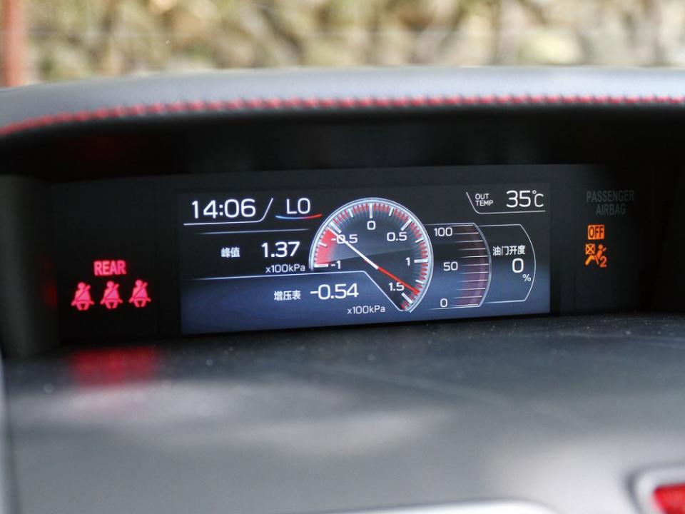 5.9吋多功能行車資訊顯示螢幕，提供了渦輪壓力的顯示。