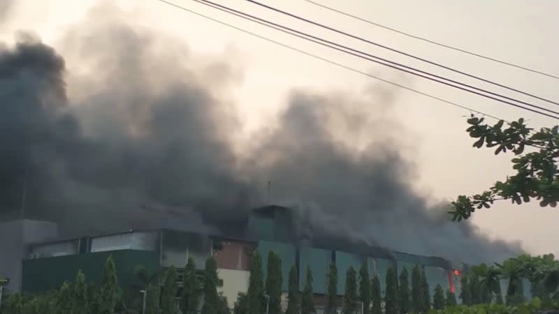 Gandamar Wholesale Shopping Center in flames in Yangon