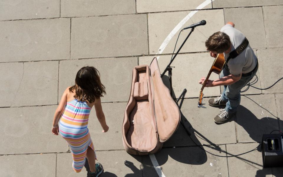 Streets alive with the sound of music: a busker finds a fan in pre-Covid London - Jansos / Alamy