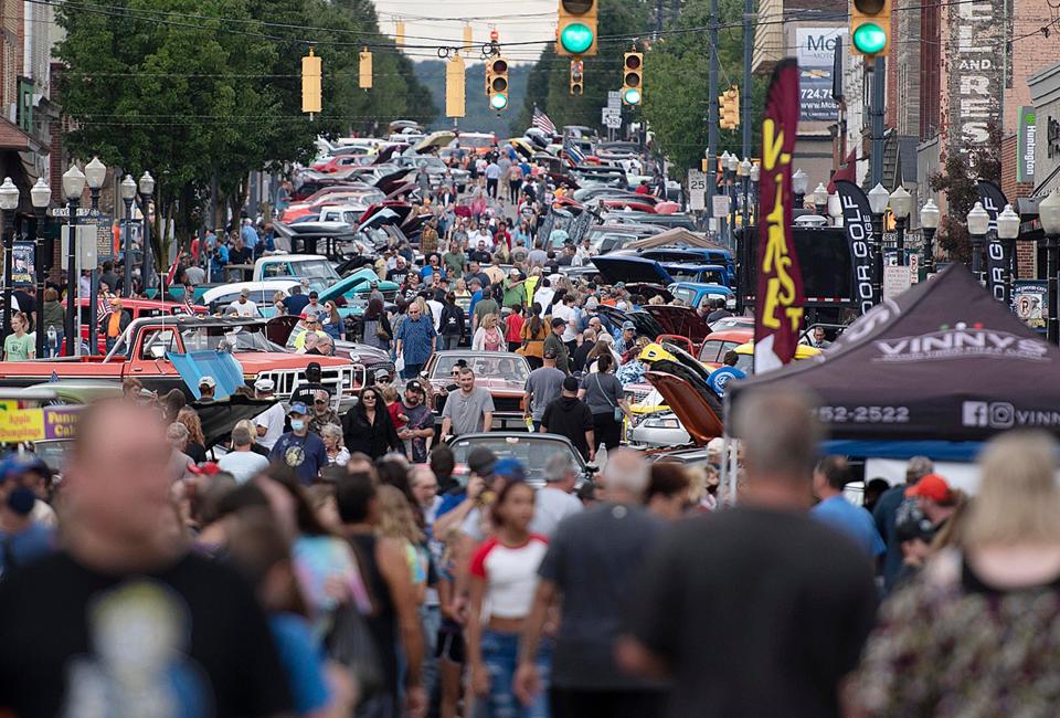 Crowds fill Lawrence Avenue during the Ellwood City Fall Fest and Car Cruise last year.
(Credit: Sally Maxson/For The Beaver County Times file)