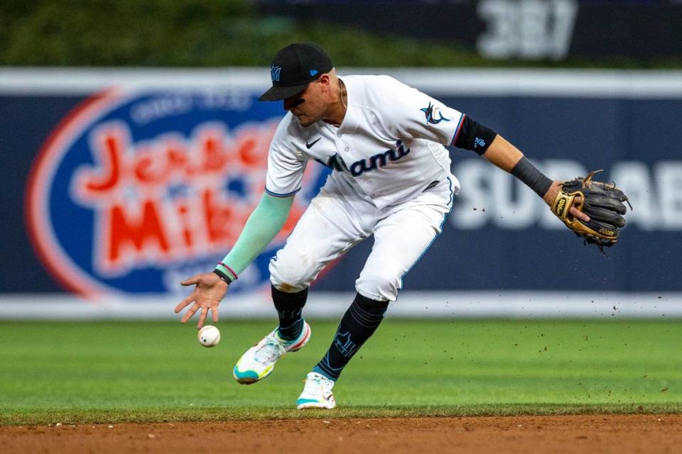 El torpedero de los Marlins Miguel Rojas trata de fildear la pelota en el segundo inning del partido ante los Rojos de Cincinnati, celebrado el 2 de agosto de 2022 en Miami.