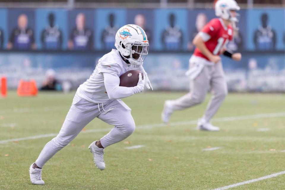 El wide receiver de los Dolphins de Miami Tyreek Hill corre con el ovoide en una práctica del equipo el 1ro de noviembre de 2023 en Frankfurt, Alemania.