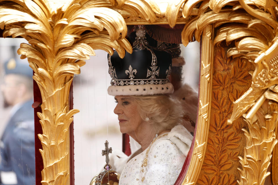 La reina Camila de Gran Bretaña a bordo de un carruaje dorado junto al rey Carlos III de camino al Palacio de Buckingham desde la Abadía de Westminster, en Londres, el sábado 6 de mayo de 2023. (AP Foto/David Cliff)