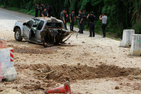 Military personnel search the area of a roadside bomb blast in the southern province of Pattani, Thailand, September 22, 2017. REUTERS/Surapan Boonthanom