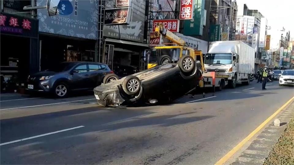 陽光太刺眼？　駕駛突往右偏大翻車