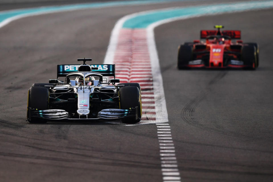 Les gommes dures vont-elles permettre aux Ferrari de refaire leur retard ? A en juger par le temps réalisé par Leclerc au 14è tour (1'41"938, meilleur tour en course), il est permis d’y croire. A l’exception du fait qu’Hamilton marche sur l’eau : le Britannique comptait 29 secondes d’avance sur le pilote Ferrari au début du 15è tour.