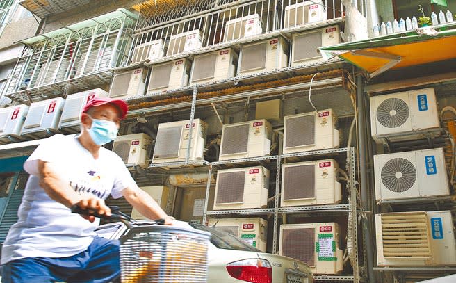 朝野黨團一致要求七月應凍漲夏日電價。圖為台北市一處住宅巷弄裏的冷氣室外機壯觀地掛放在牆外。（本報資料照片）