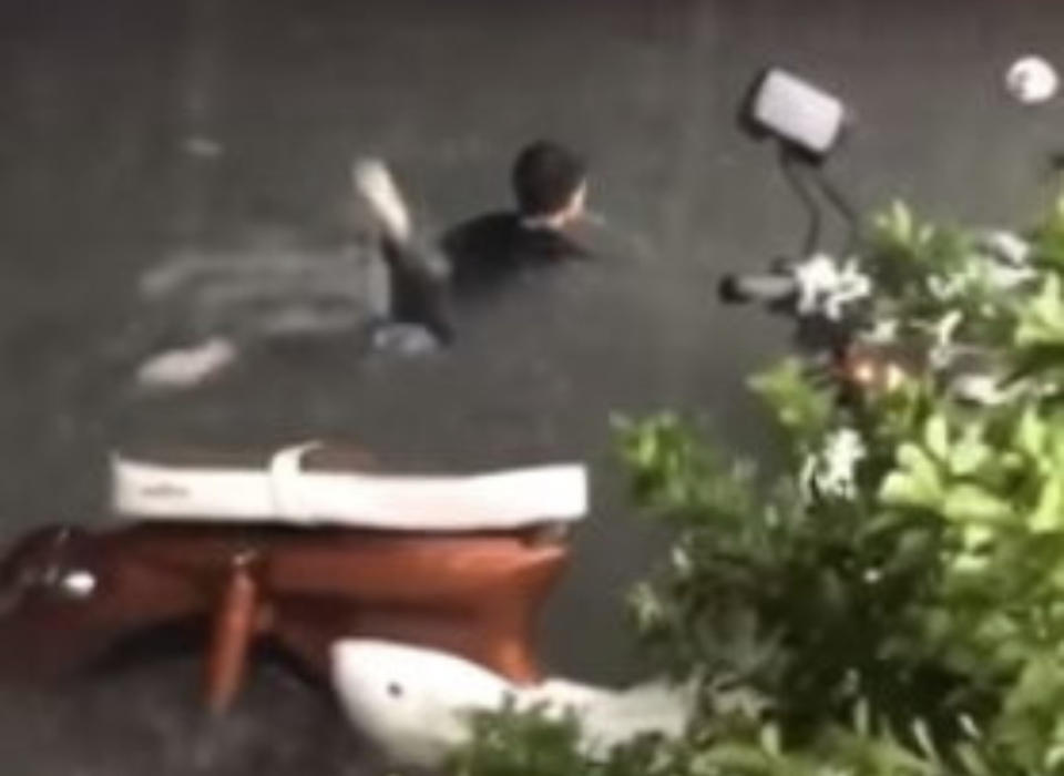 永康大灣馬路淹水達機車輪胎高，驚見有男子在蛙泳！（圖片翻攝爆廢公社）