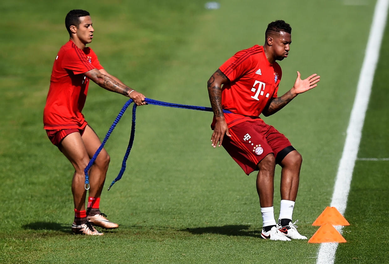 Die Starspieler Thiago und Jerome Boateng fehlen den Bayern zum Rückrundenstart. (Photo by Lars Baron/Bongarts/Getty Images)