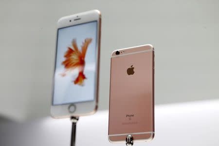 The new Apple iPhone 6S and 6S Plus are displayed during an Apple media event in San Francisco, California, September 9, 2015. REUTERS/Beck Diefenbach