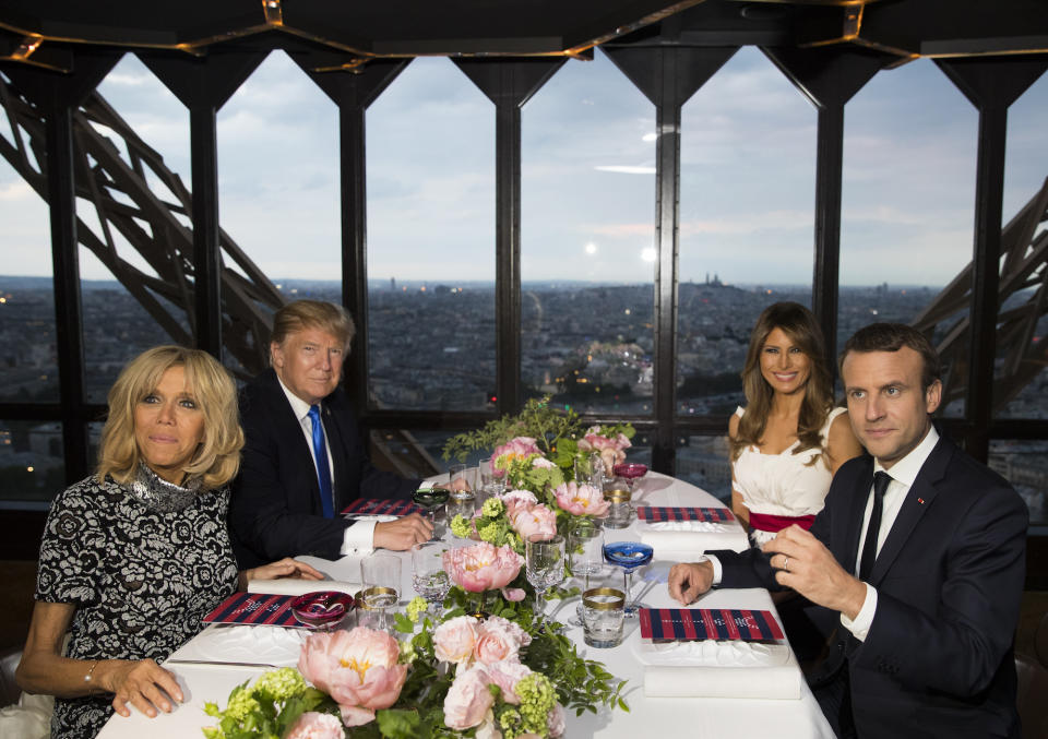 <p>Dinner for one: Im Edelrestaurant Jules Verne auf dem Eiffelturm speisten die Trumps mit den Macrons. Auch wenn sie zu viert am Tisch saßen, galt der spezielle Termin in erster Linie dem US-Präsidenten – dem Vernehmen nach lässt Trump sich gerne von solch extravaganten Locations beeindrucken. (Bild: AP Photo/Carolyn Kaster) </p>