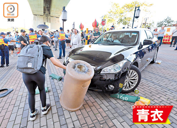 示威者以垃圾桶阻擋聶德權座駕。（高嘉業攝）