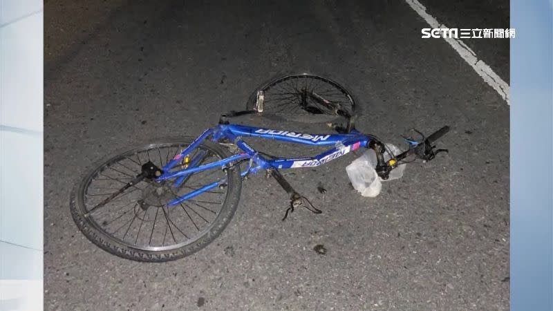 陳小弟弟的藍色腳踏車被撞到扭曲變形。