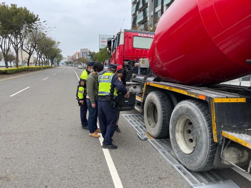 活動式地磅稽查　安平警取締大型車輛違規