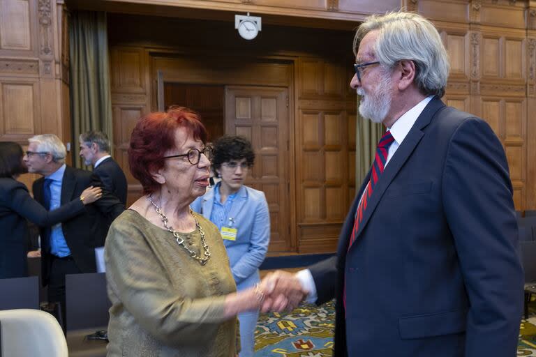 La agente y embajadora de México, Carmen Moreno Toscano, izquierda, le da la mano al embajador de Ecuador, Andrés Terán Parral, mientras esperan que los jueces ingresen a la Corte Internacional de Justicia, o Corte Mundial, en La Haya, Países Bajos, el jueves 23 de mayo de 2024.