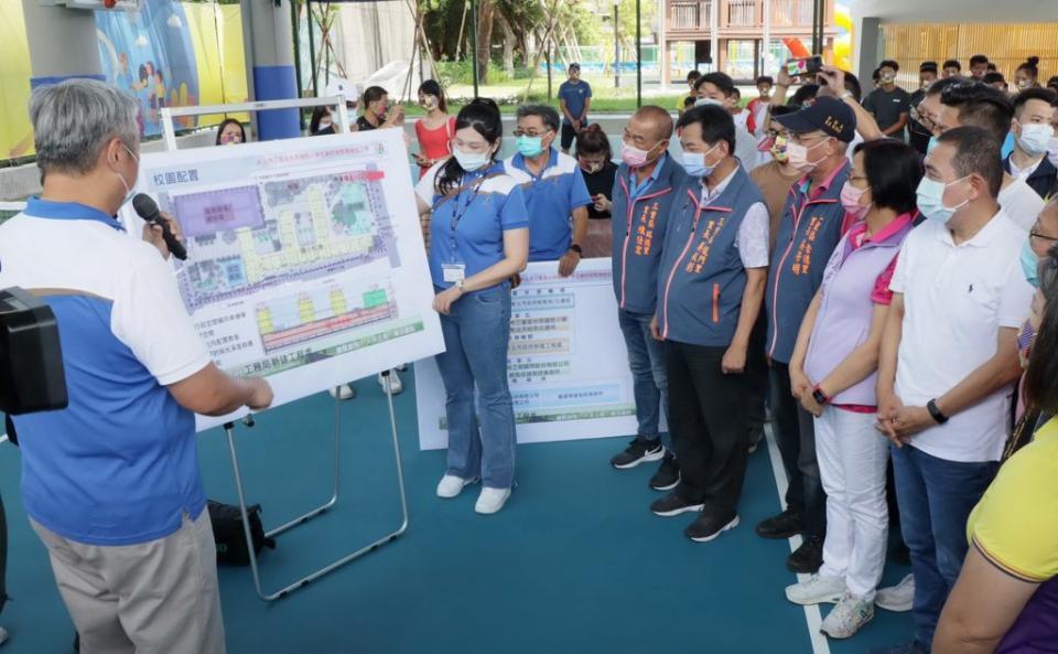 新北市三重區光榮國小校館整建工程最後一階段的風雨操場、自立廚房近期完工，市長侯友宜昨日上午前往視察並聽取簡報。　（記者吳瀛洲攝）